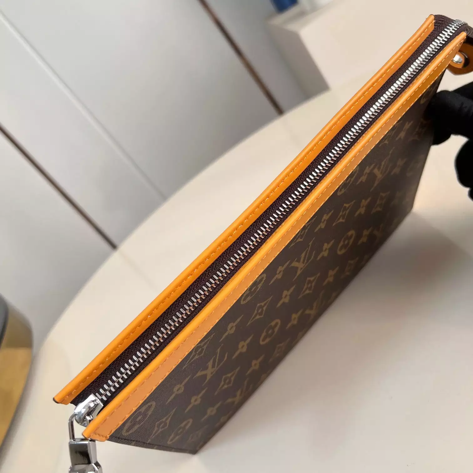 POCHETTE VOYAGE MM SAFRAN YELLOW M12820 – LW402