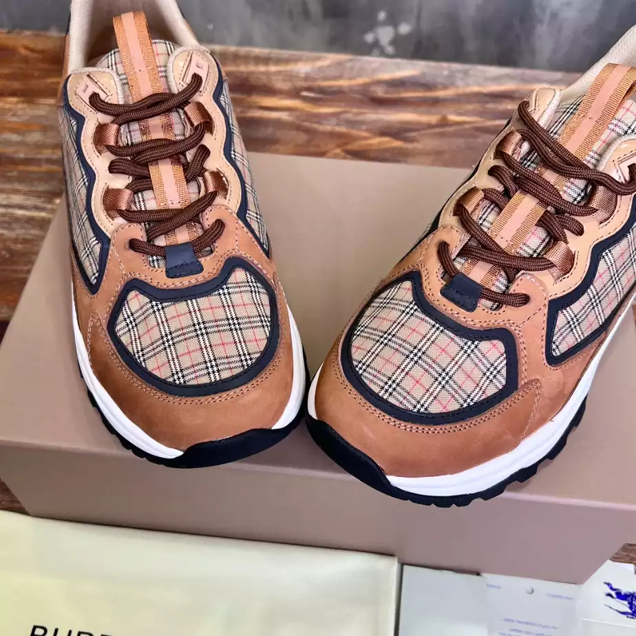 BURBERRY SNEAKERS – BBR105
