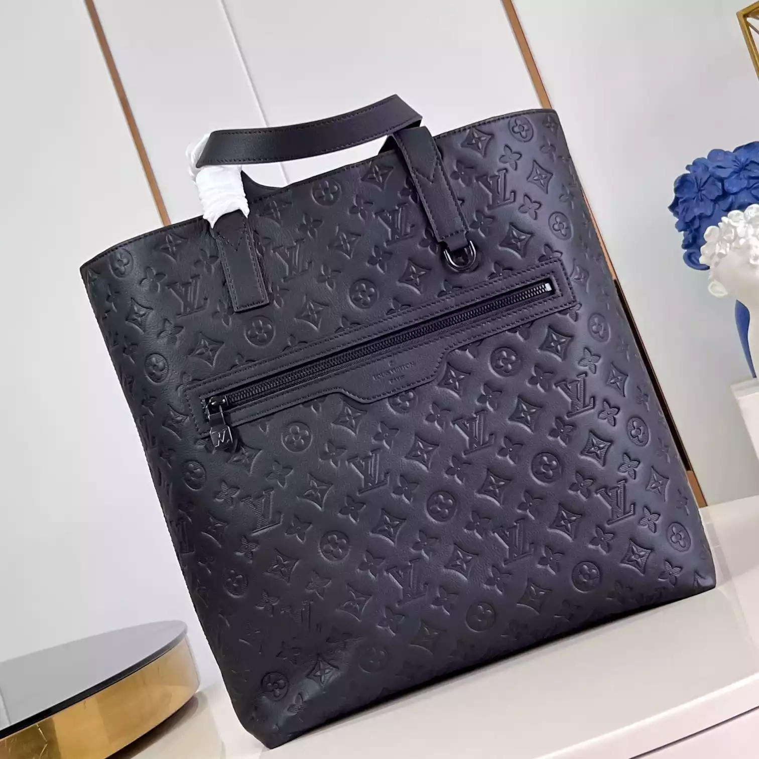 Excursion Tote in Black M24777 – LW216