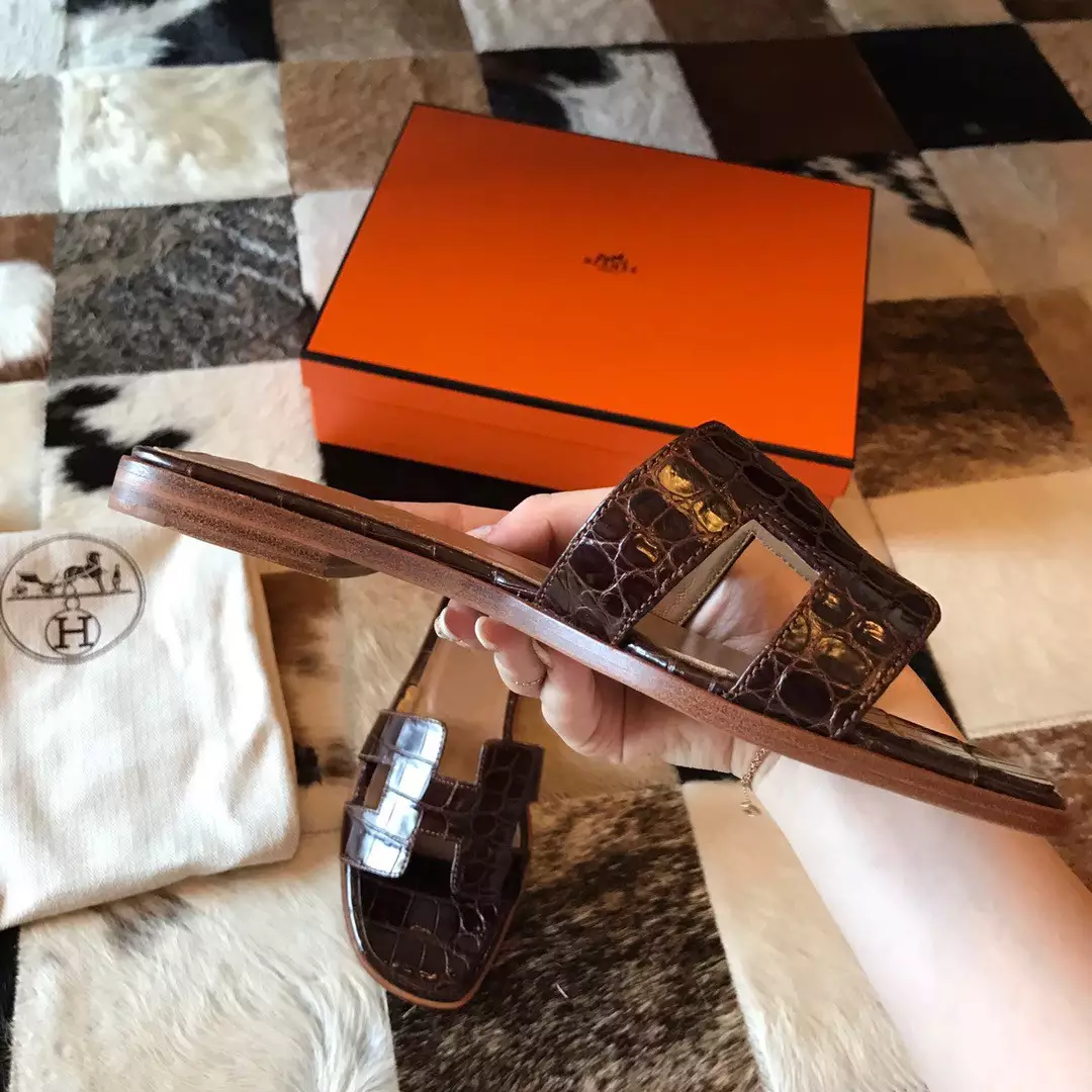 HERMES ORAN SLIDE SANDALS IN BURGUNDY SHINY NILOTICUS CROCODILE SKIN – HMSD049