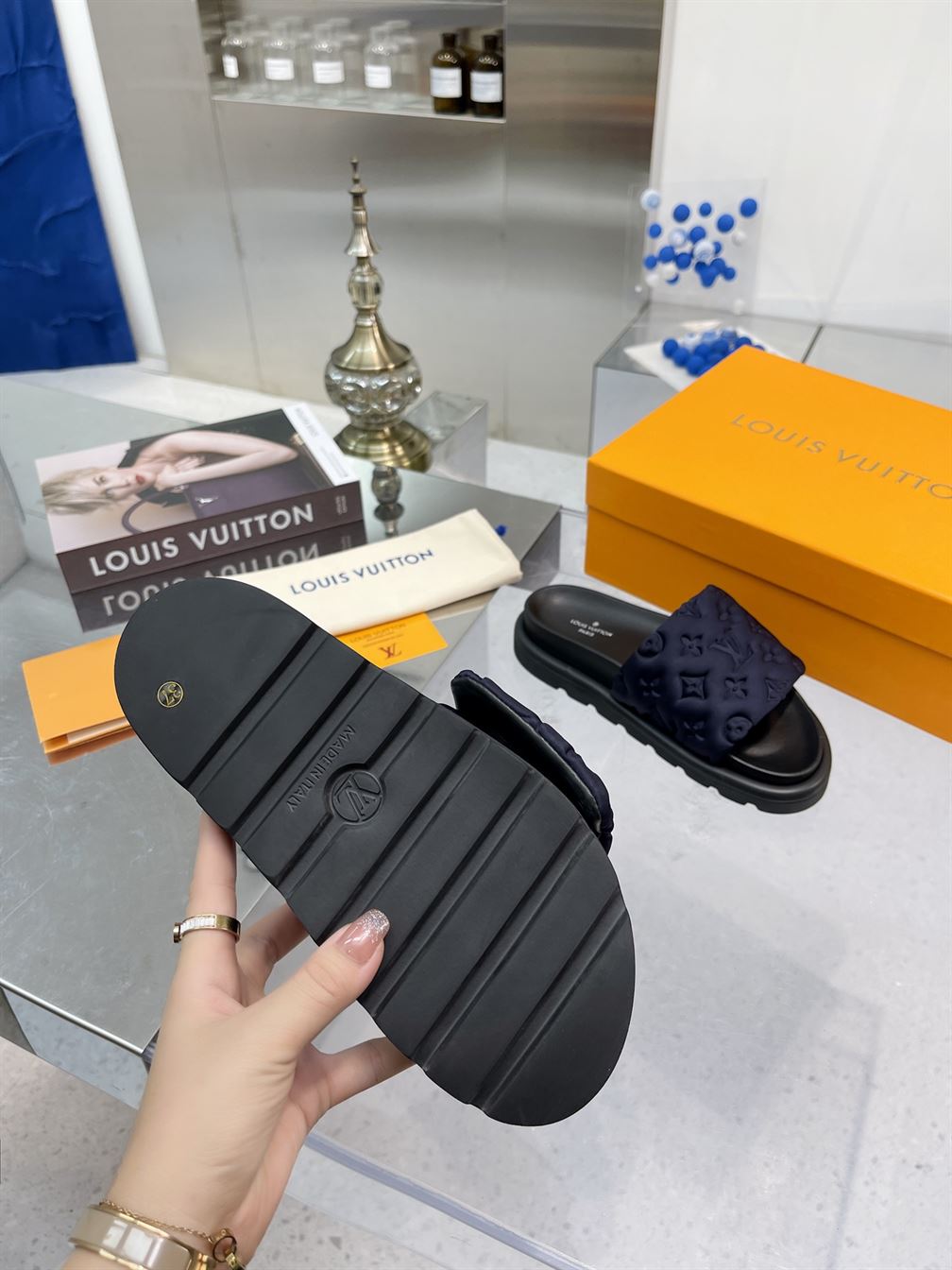 LOUIS VUITTON POOL PILLOW FLAT COMFORT MULE – LVSD050