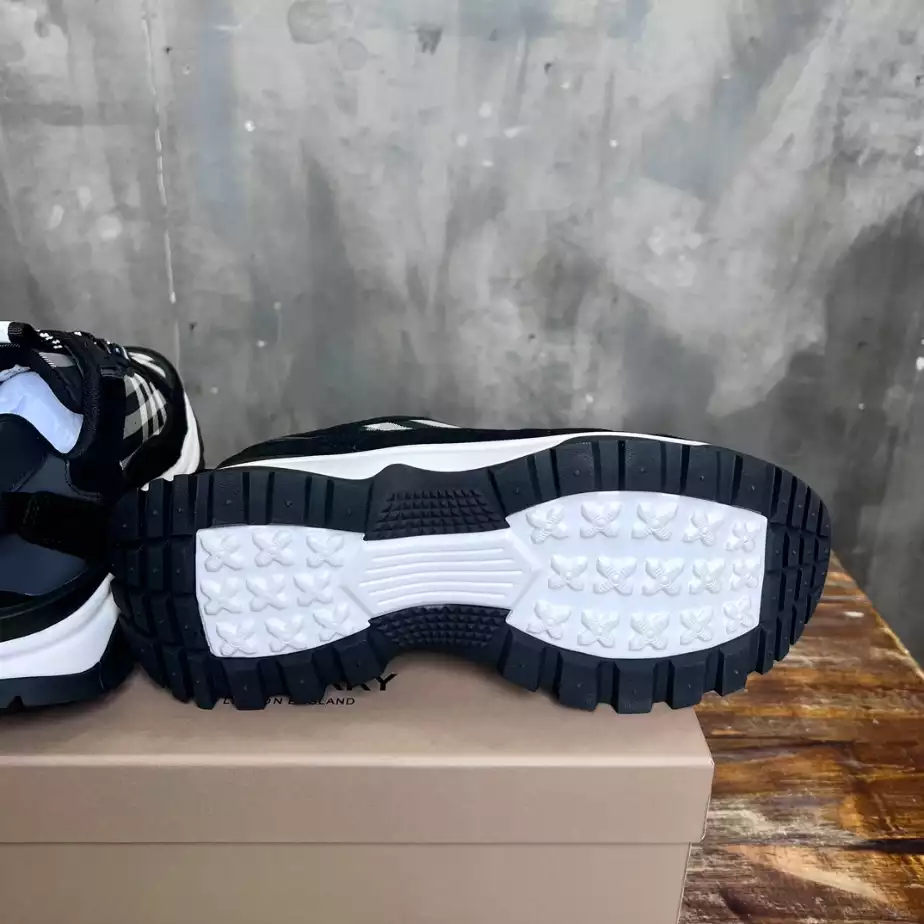 BURBERRY SNEAKERS – BBR106