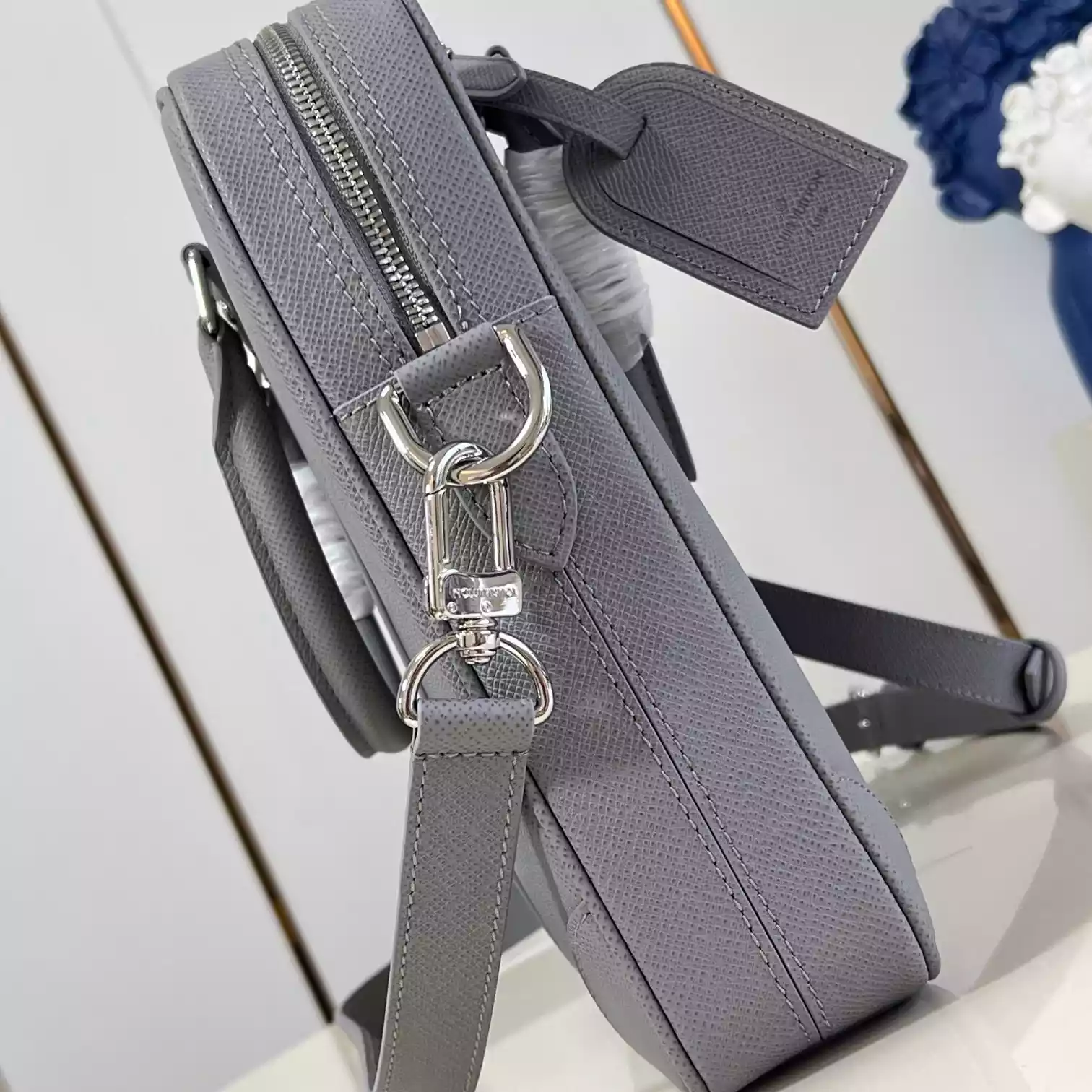 PORTE DOCUMENTS VOYAGE PM GREY TAIGA LEATHER M11659 – LW323