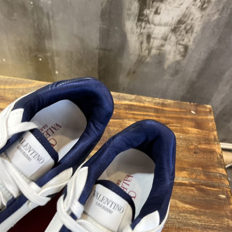 VALENTINO FREEDOTS LOW-TOP SNEAKER IN CALFSKIN – VN006