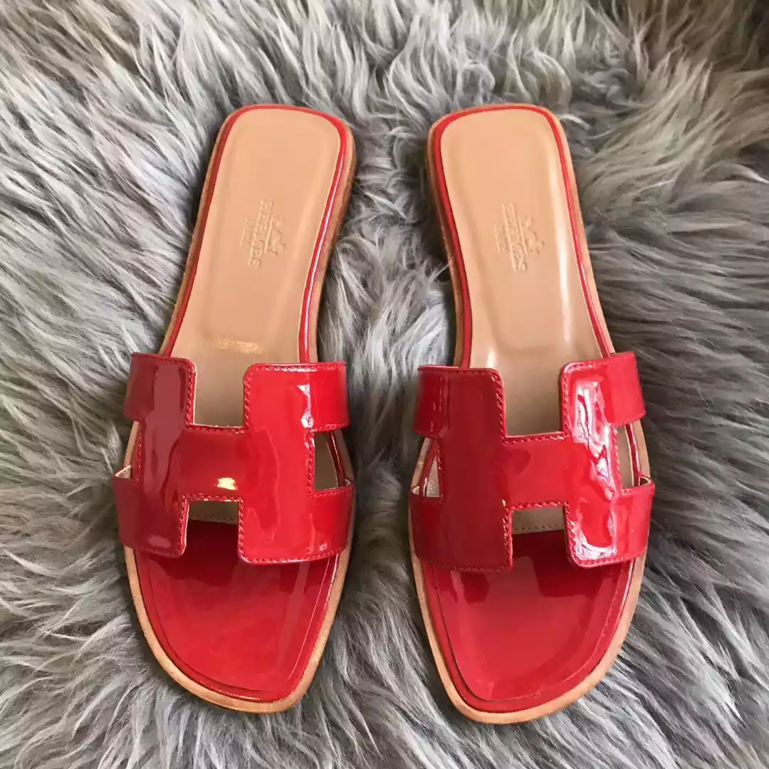 HERMES ORAN SLIDE SANDALS IN RED PATENT CALFSKIN – HMSD084