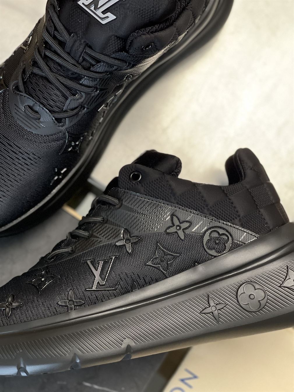 LOUIS VUITTON TRAINER SNEAKER – LVS081