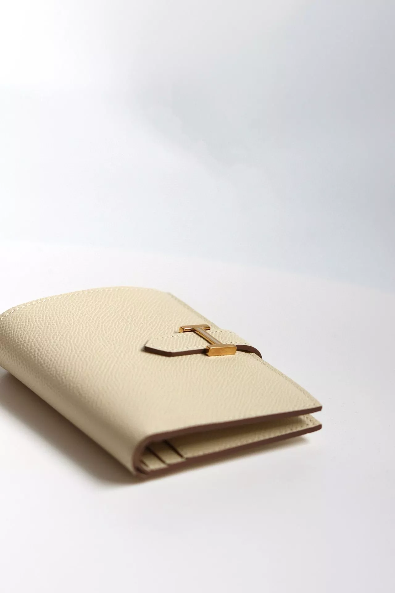 Hermes Bearn Compact Handmade Wallet in Craie Epsom Calfskin – HW140