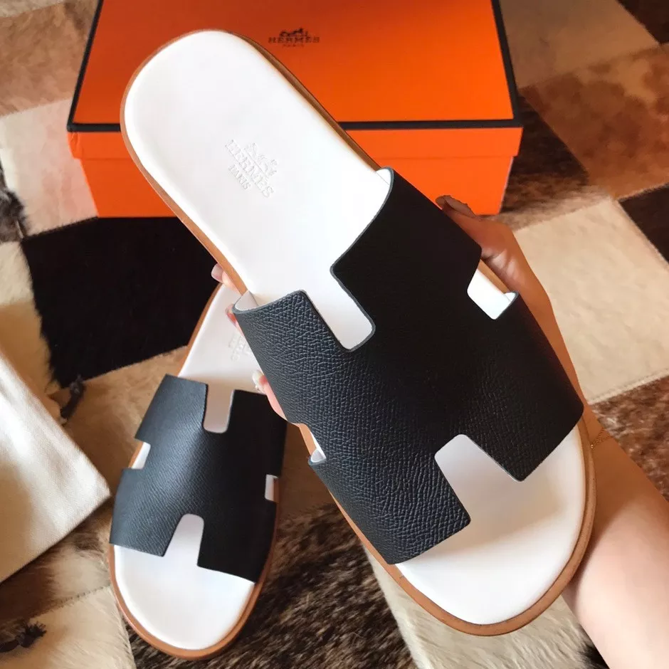 HERMES MEN’S IZMIR SANDALS IN NOIR EPSOM CALFSKIN – HMSD029