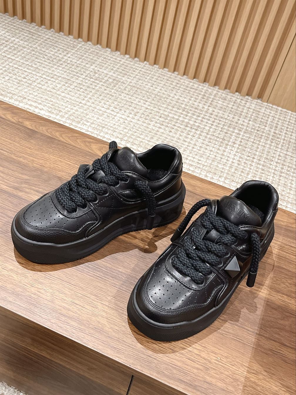 VALENTINO ONE STUD XL NAPPA LEATHER LOW-TOP SNEAKER – VN009