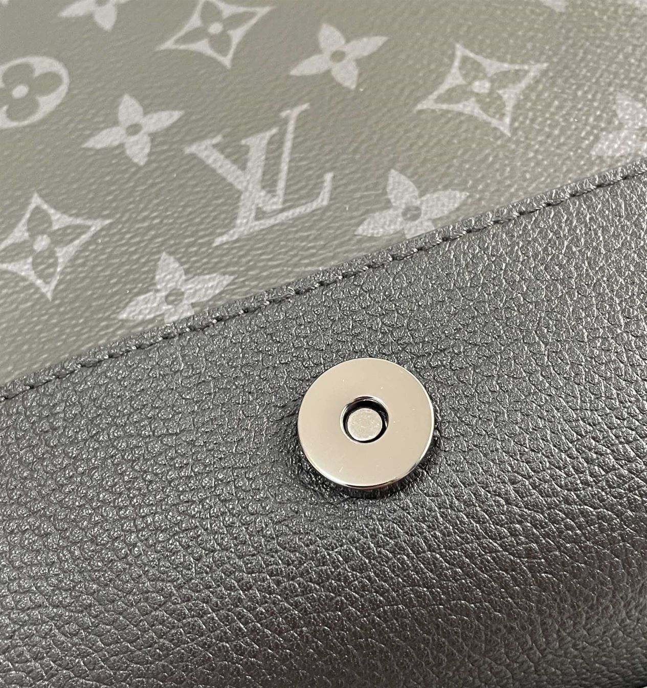 LOUIS VUITTON SAUMUR MESSENGER MONOGRAM ECLIPSE CANVAS – LVB067