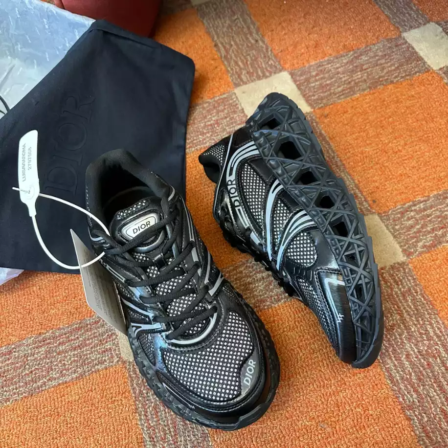 DIOR B35 BLADE COUPLE SNEAKERS – DO0207