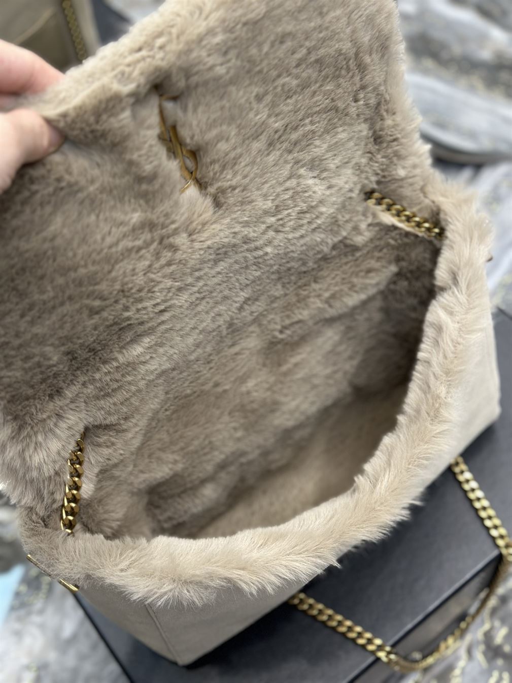 YSL KATE MEDIUM SUPPLE/REVERSIBLE CHAIN BAG IN SUEDE AND SHEARLING – YB046