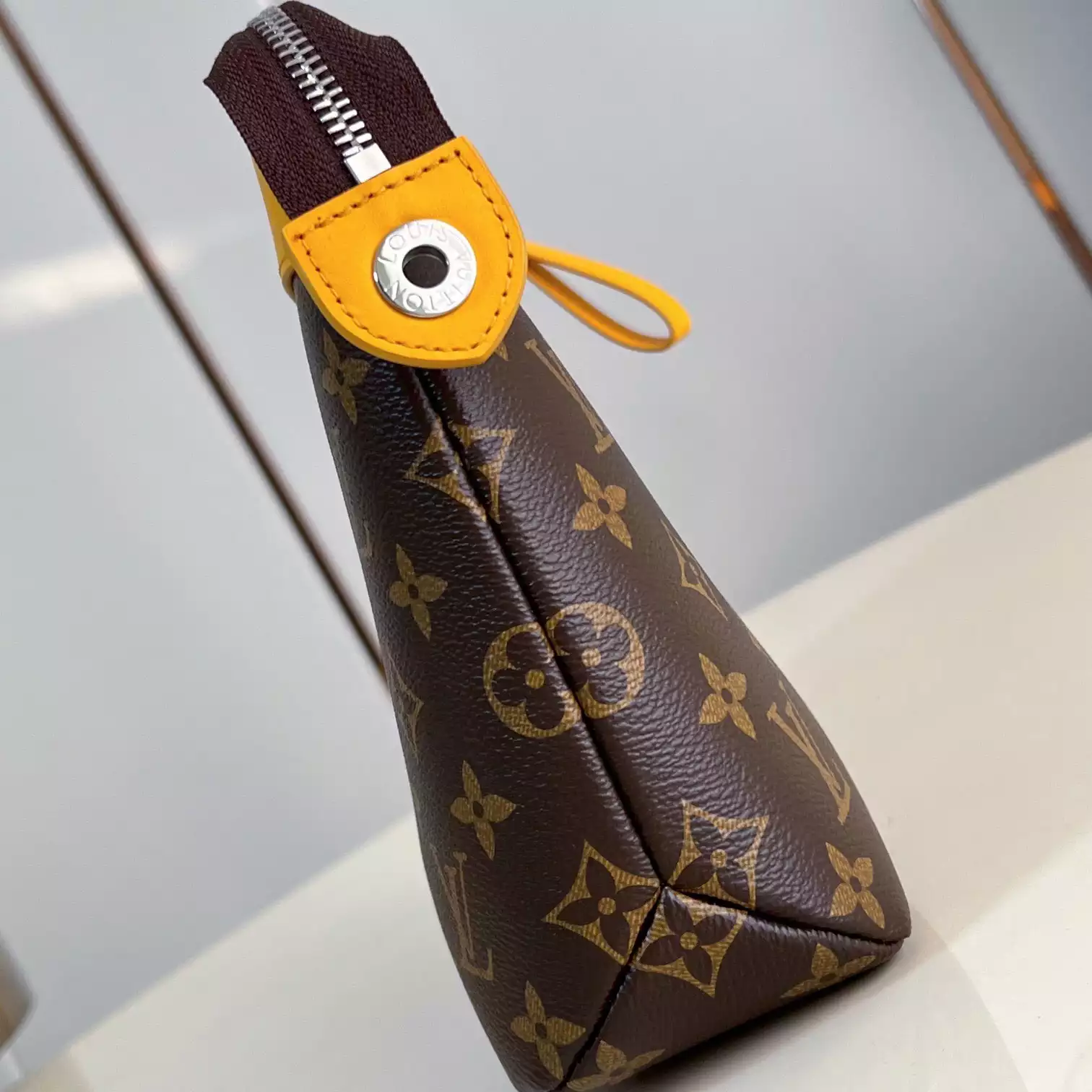 POCHETTE VOYAGE SOUPLE SAFRAN YELLOW M13198 – LW404