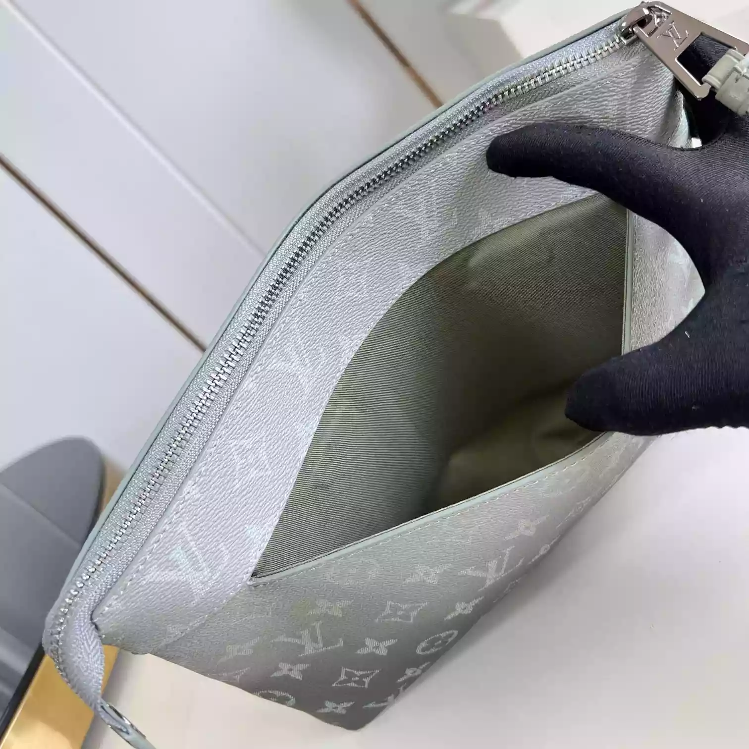 POCHETTE VOYAGE SOUPLE MONOGRAM ECLIPSE M11545 – LW406