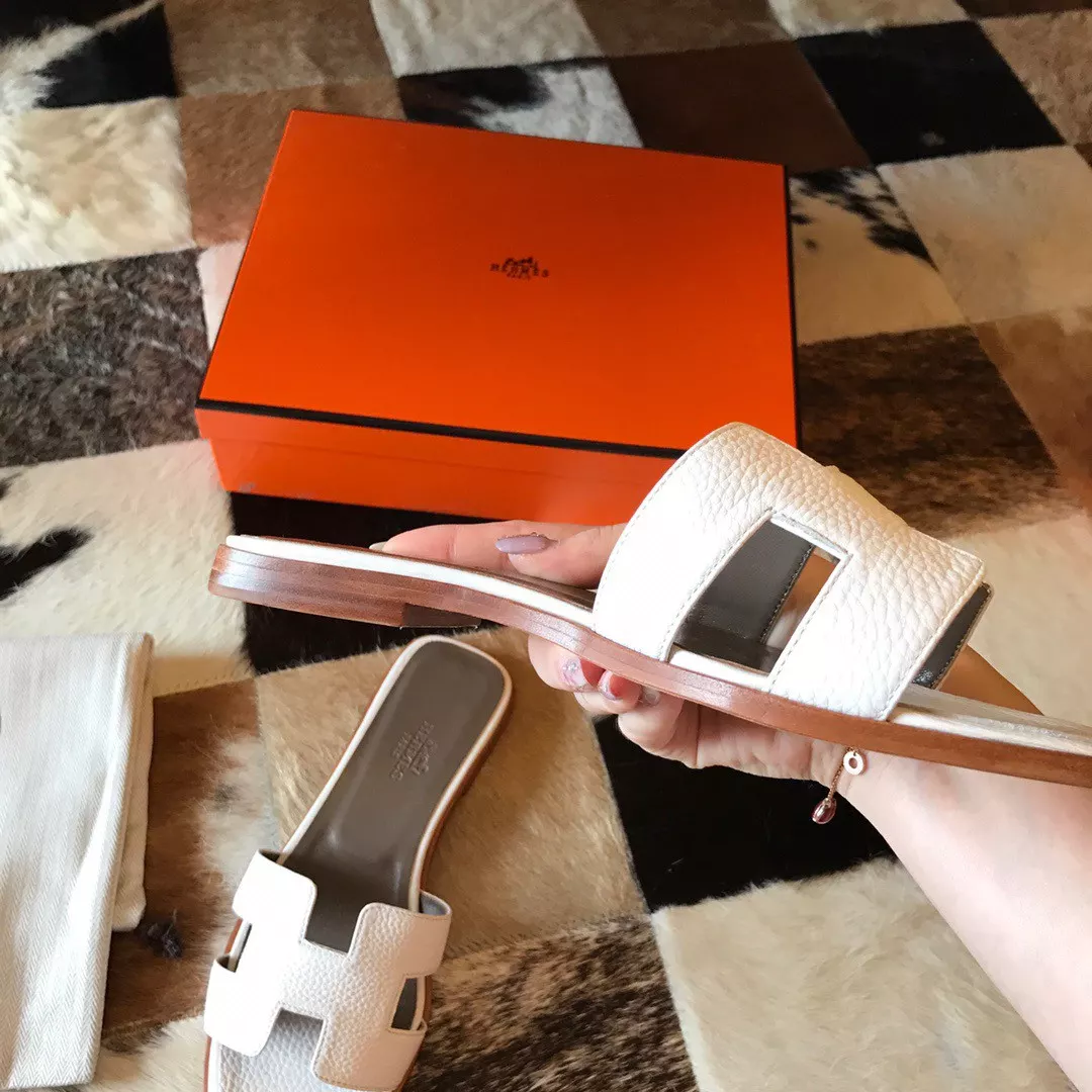 HERMES ORAN SLIDE SANDALS IN WHITE CLEMENCE LEATHER – HMSD108