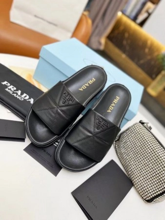 PRADA WOMEN’S SLIDES IN BLACK QUILTED NAPPA LEATHER – PSD083