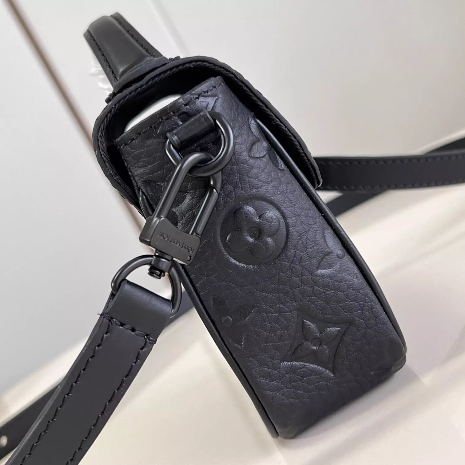 PICO S-LOCK BLACK TAURILLON MONOGRAM M83148 – LW447