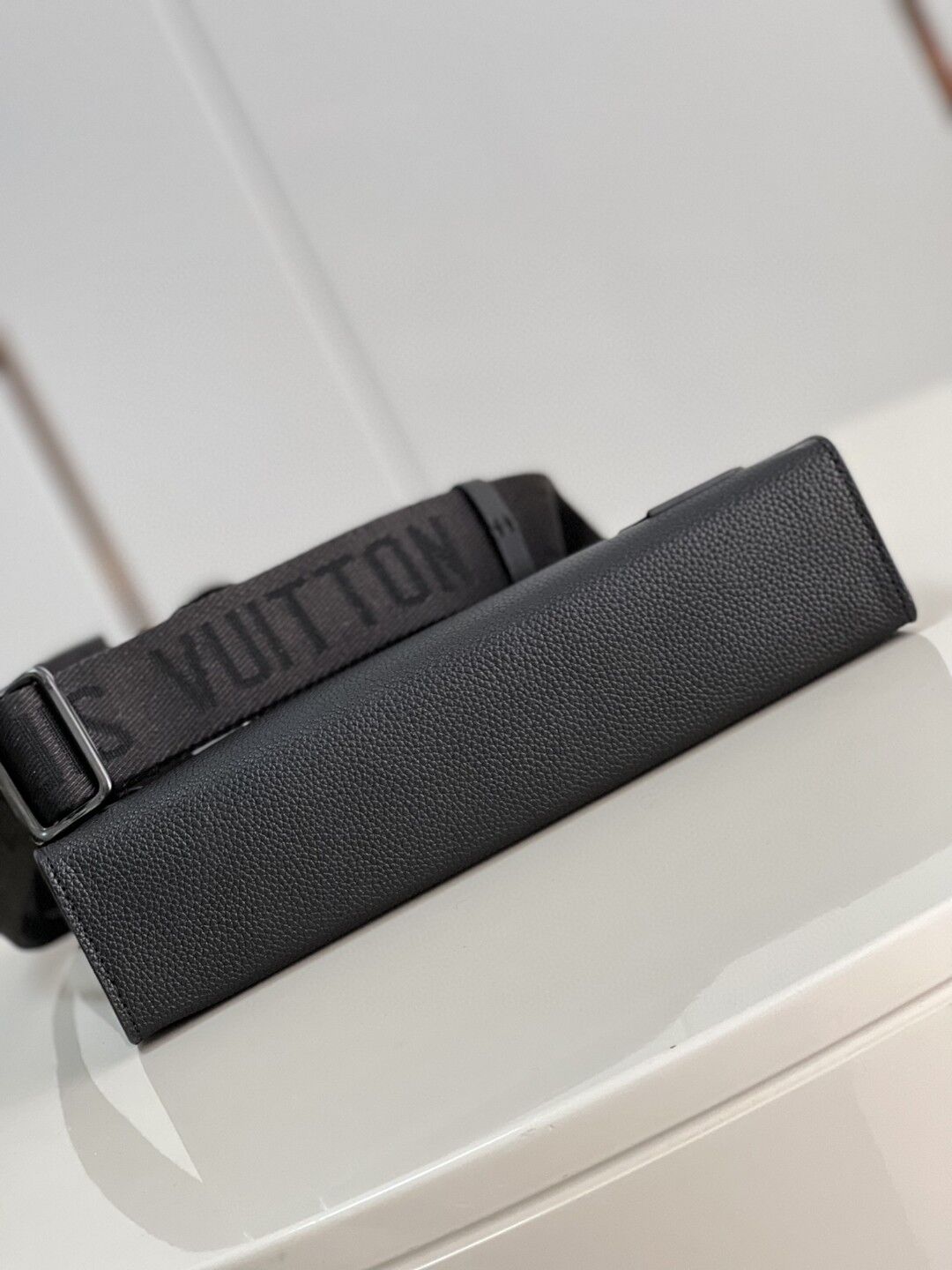 LOUIS VUITTON MESSENGER VOYAGE BLACK AEROGRAM COWHIDE LEATHER – LVB003