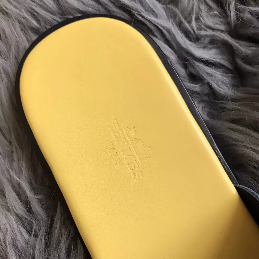 HERMES MEN’S IZMIR SANDALS IN NOIR SWIFT CALFSKIN – HMSD018