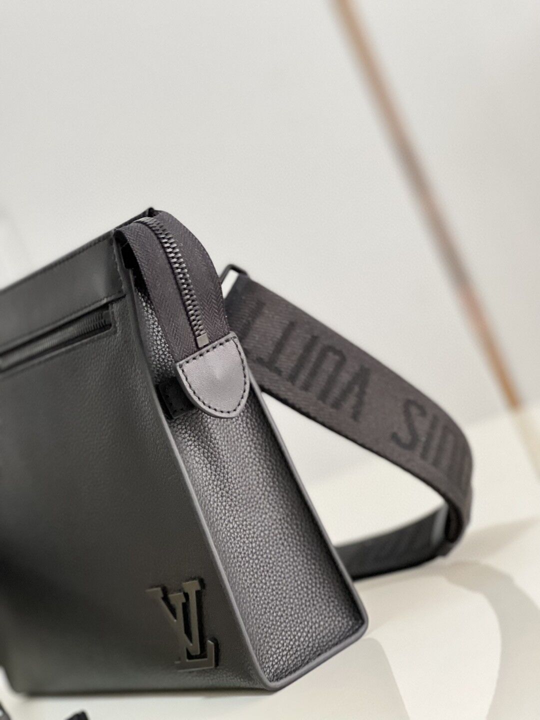 LOUIS VUITTON MESSENGER VOYAGE BLACK AEROGRAM COWHIDE LEATHER – LVB003