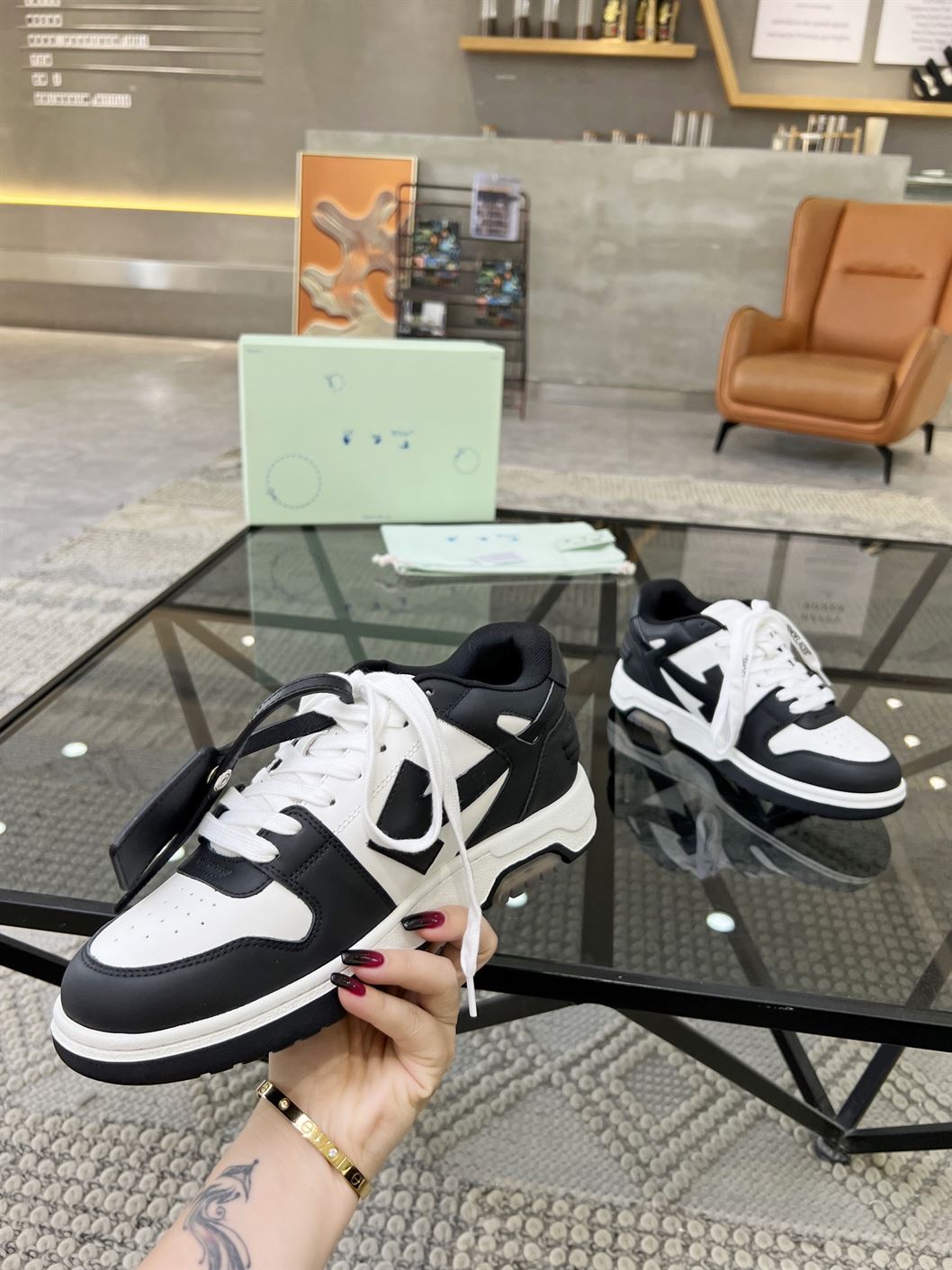 OFF-WHITE OUT OF OFFICE BLACK WHITE SNEAKER – OFW015