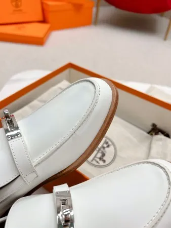 Hermes Women’s Destin Loafers in White Leather – HM072