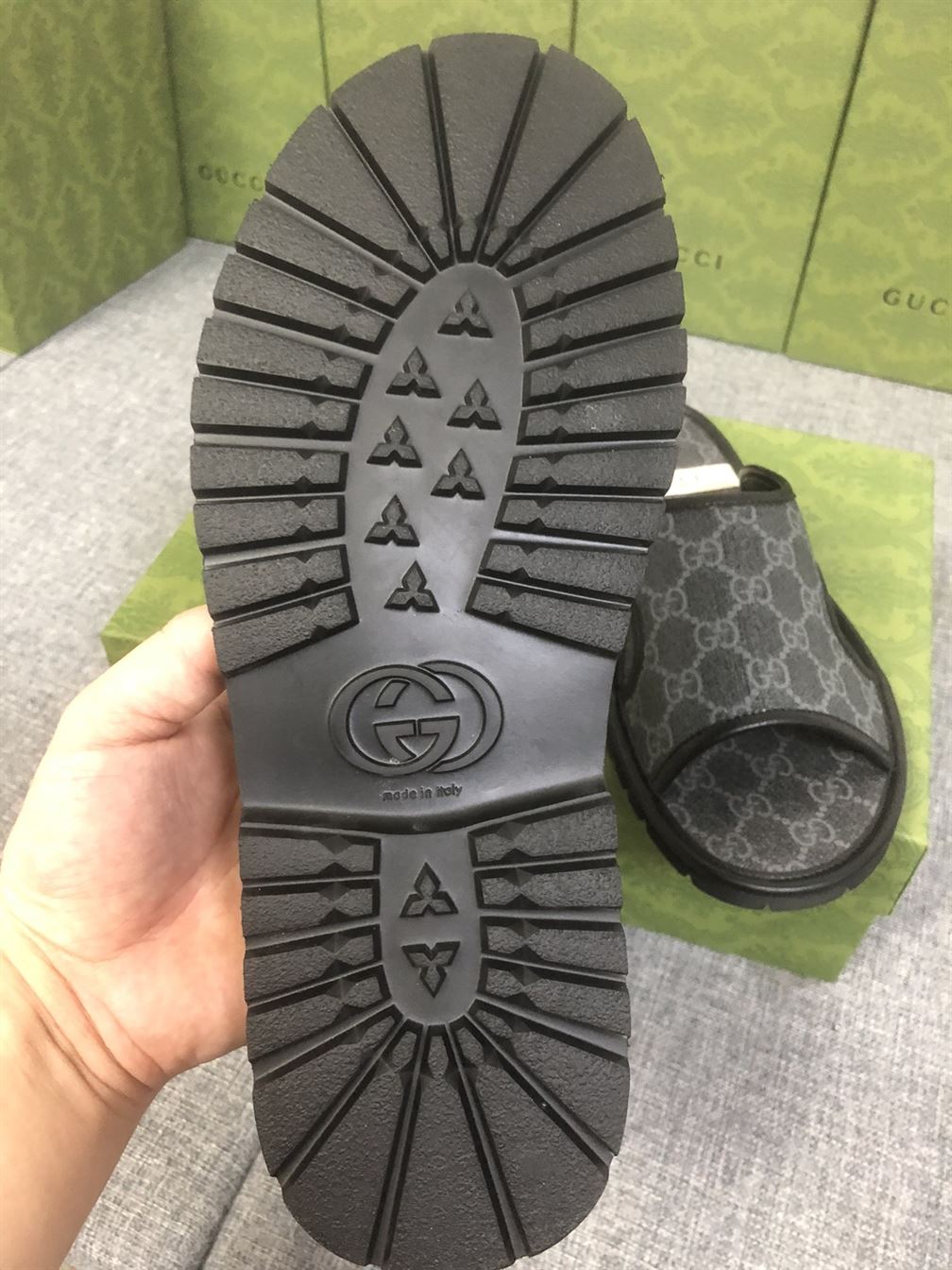 GUCCI MEN’S GG SUPREME SLIDE SANDAL – GSL035