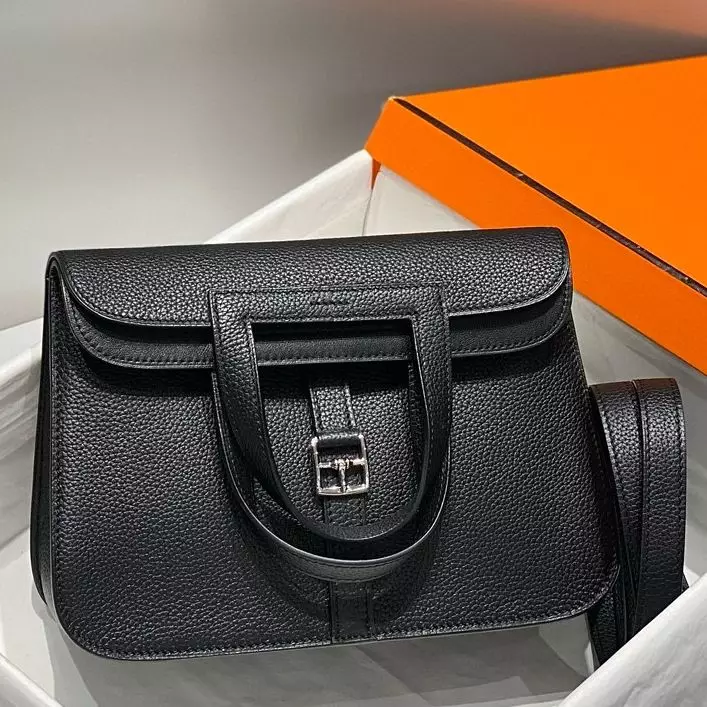 Hermes Halzan 25 Bag in Black Clemence Leather – HW088