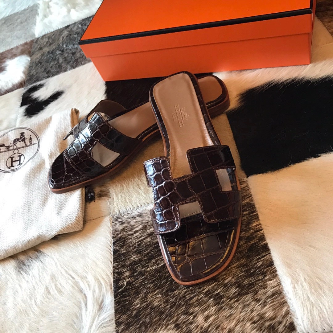 HERMES ORAN SLIDE SANDALS IN BURGUNDY SHINY NILOTICUS CROCODILE SKIN – HMSD049