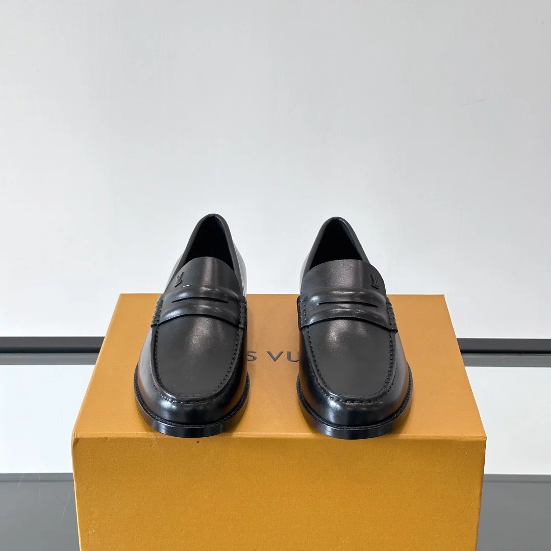 LEATHER LOAFERS IN BLACK – VL054