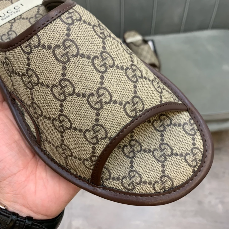 GUCCI MEN’S GG SUPREME SLIDE SANDAL – GSL063