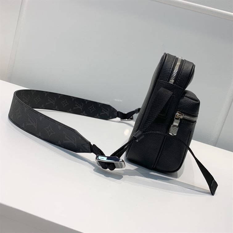 LOUIS VUITTON OUTDOOR MESSENGER – LVB018