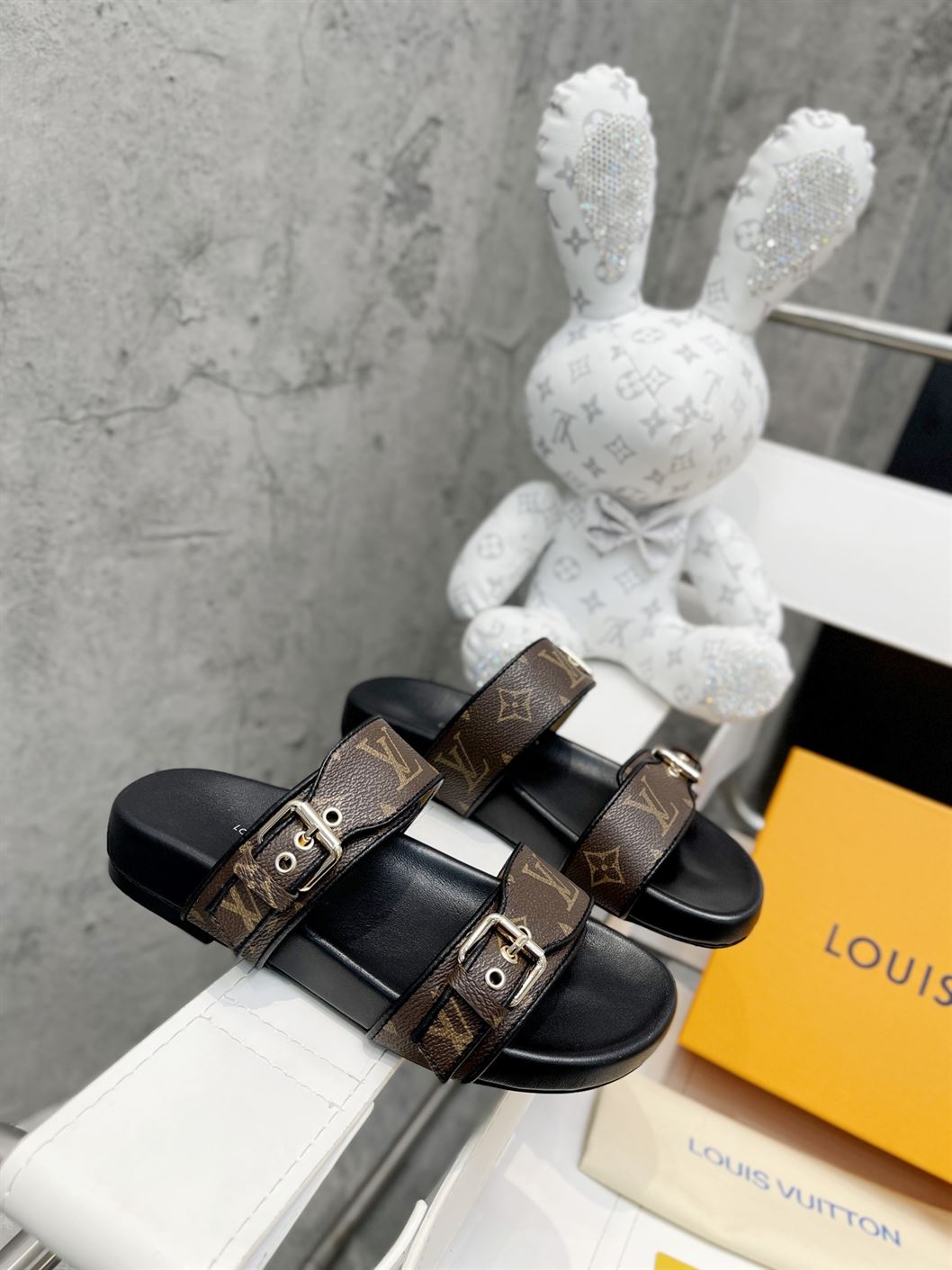 LOUIS VUITTON BOM DIA FLAT MULE – LVSD035