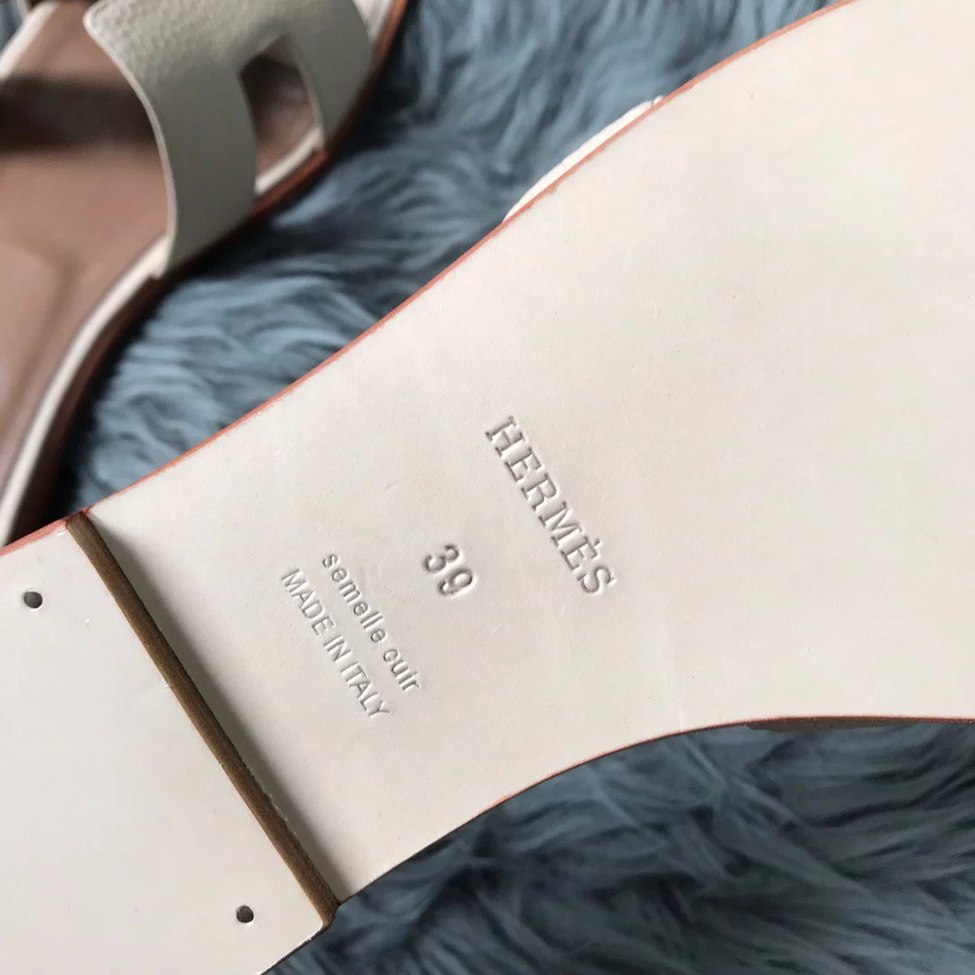 HERMES ORAN SLIDE SANDALS IN BETON CLEMENCE LEATHER – HMSD107