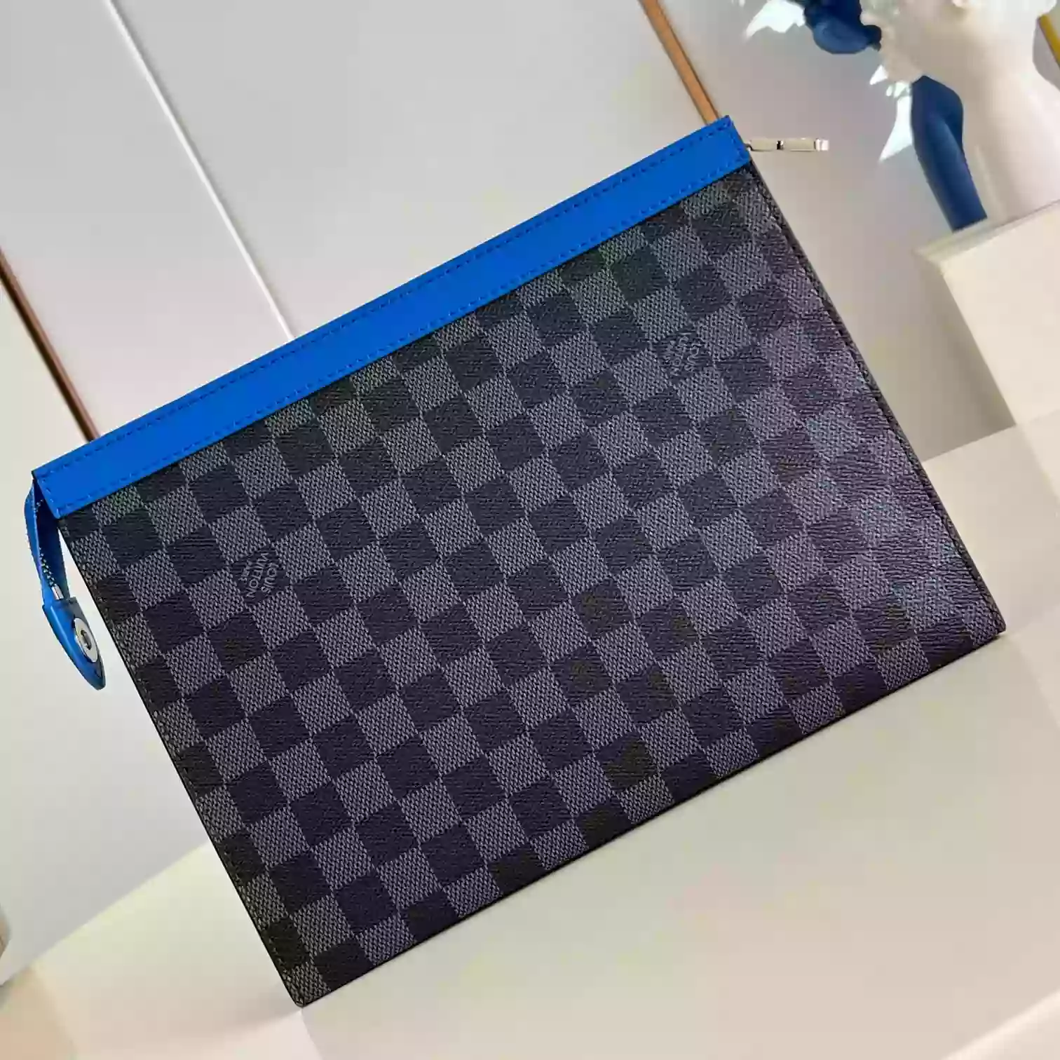 POCHETTE VOYAGE MM INDIGO BLUEDAMIER GRAPHITE CANVAS N00088 – LW407