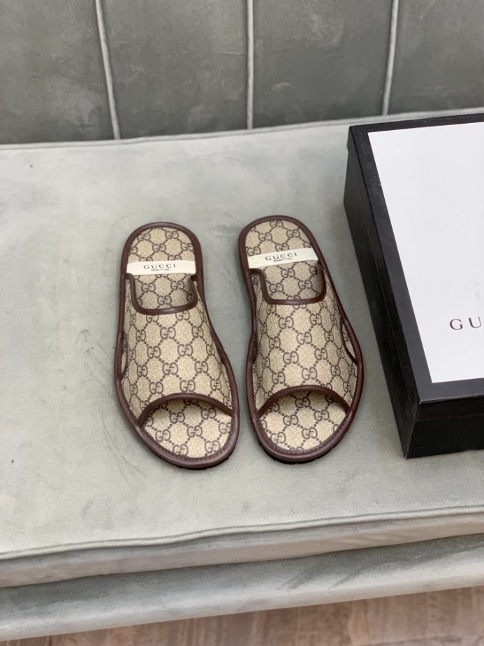 GUCCI MEN’S GG SUPREME SLIDE SANDAL – GSL063