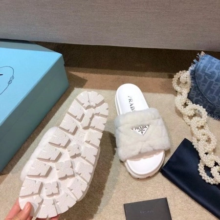 PRADA WOMEN’S SLIDES IN WHITE SHEARLING – PSD087