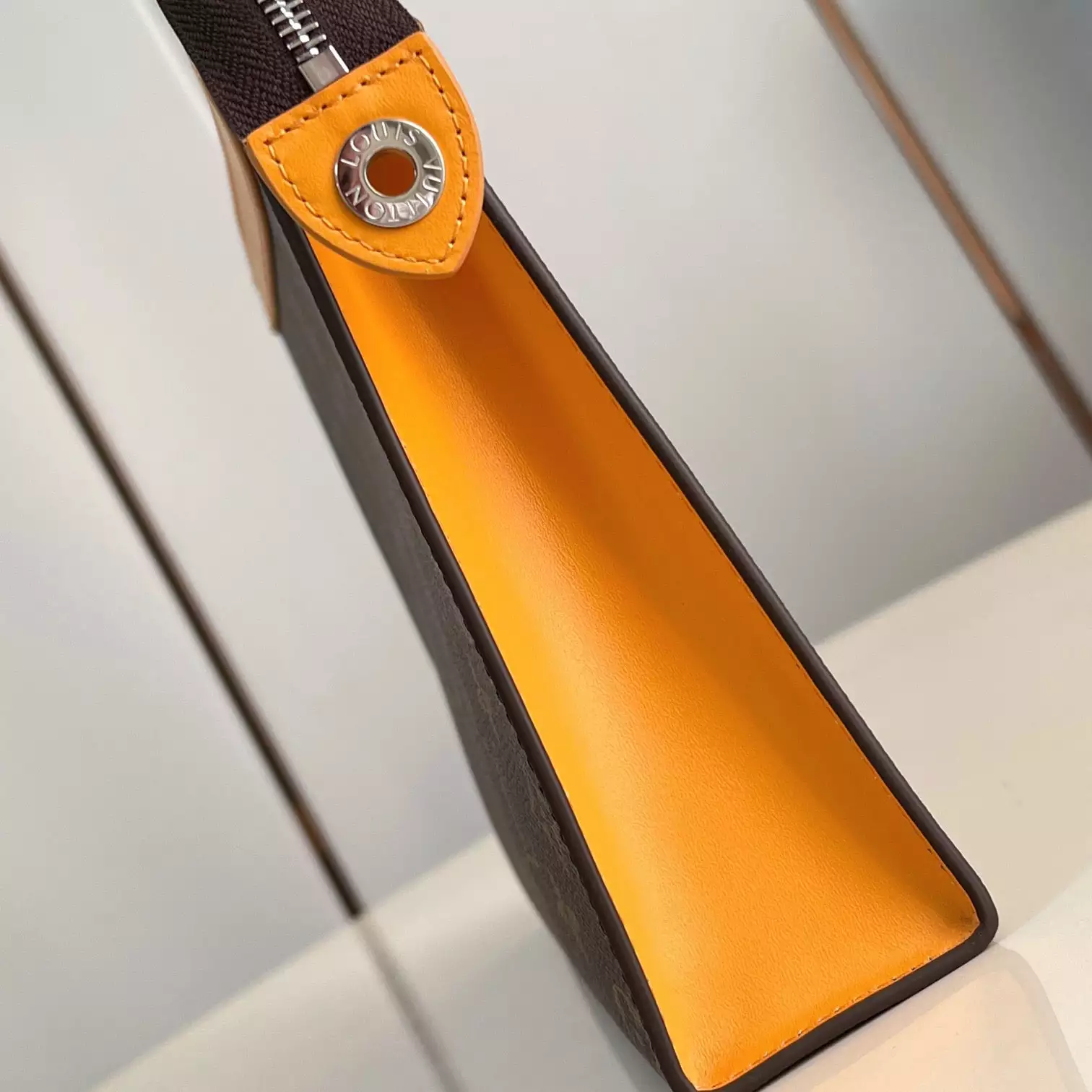 POCHETTE VOYAGE MM SAFRAN YELLOW M12820 – LW402