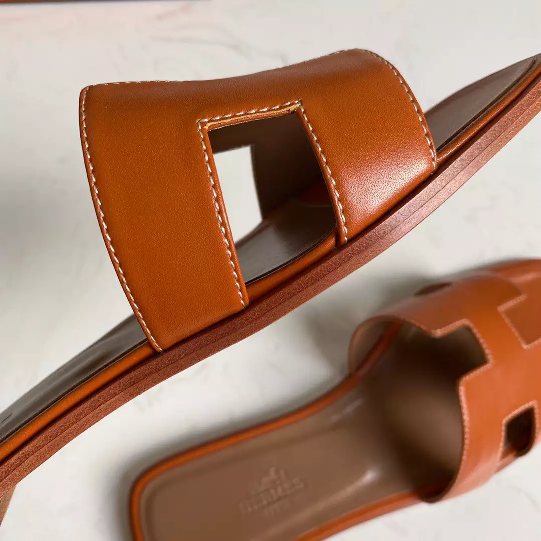 HERMES ORAN SLIDE SANDALS IN GOLD SWIFT CALFSKIN – HMSD114