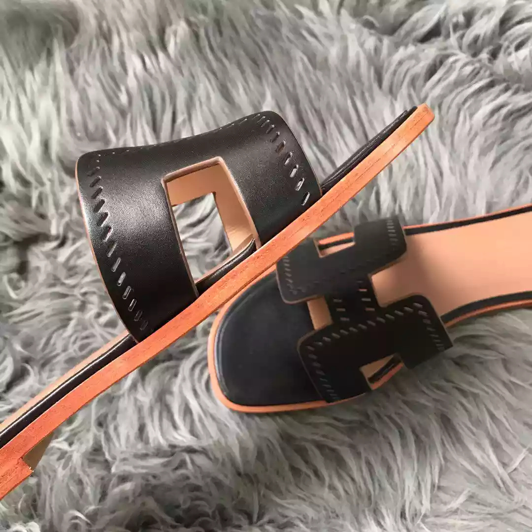 HERMES ORAN SLIDE SANDALS IN BLACK SWIFT PERFORATED CALFSKIN – HMSD100