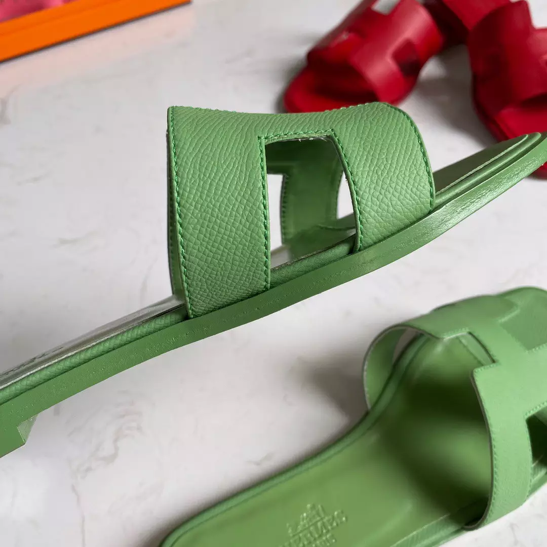 HERMES ORAN SLIDE SANDALS IN VERT CRIQUET EPSOM CALFSKIN – HMSD093