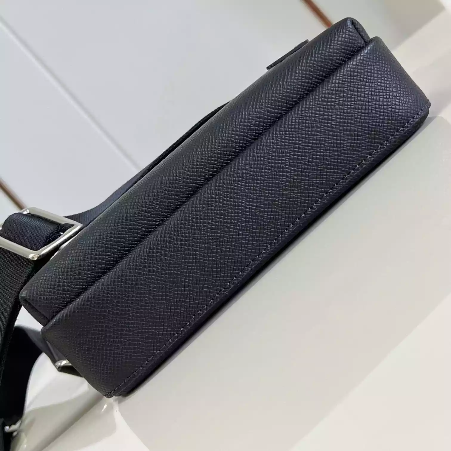 AVENUE MESSENGER BAG BLACK TAIGA COWHIDE LEATHER M11657 – LW429