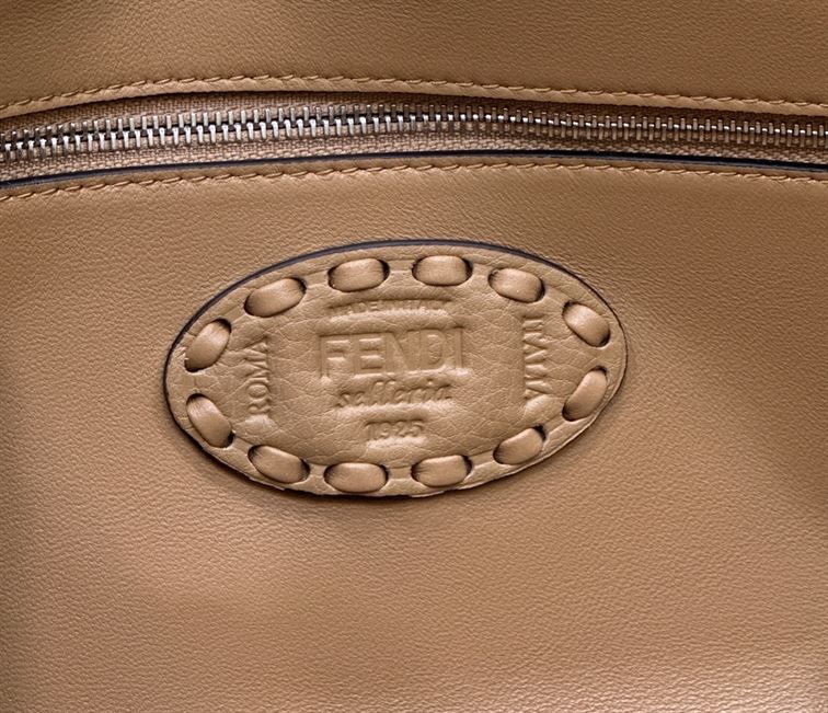 FENDI BAGUETTE BEIGE SELLERIA BAG WITH OVERSIZE TOPSTITCHING – F028