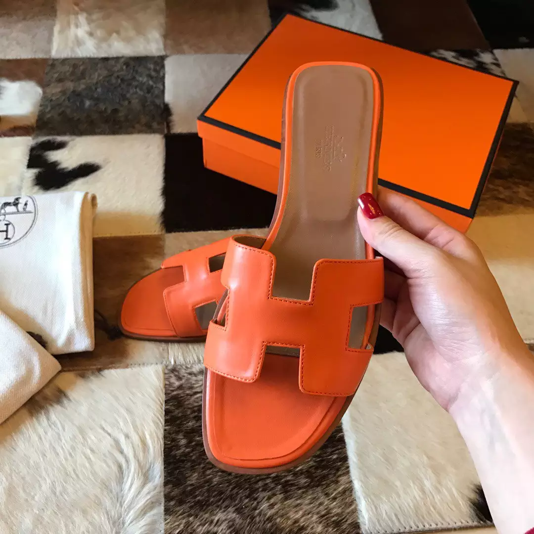 HERMES ORAN SLIDE SANDALS IN ORANGE SWIFT CALFSKIN – HMSD115