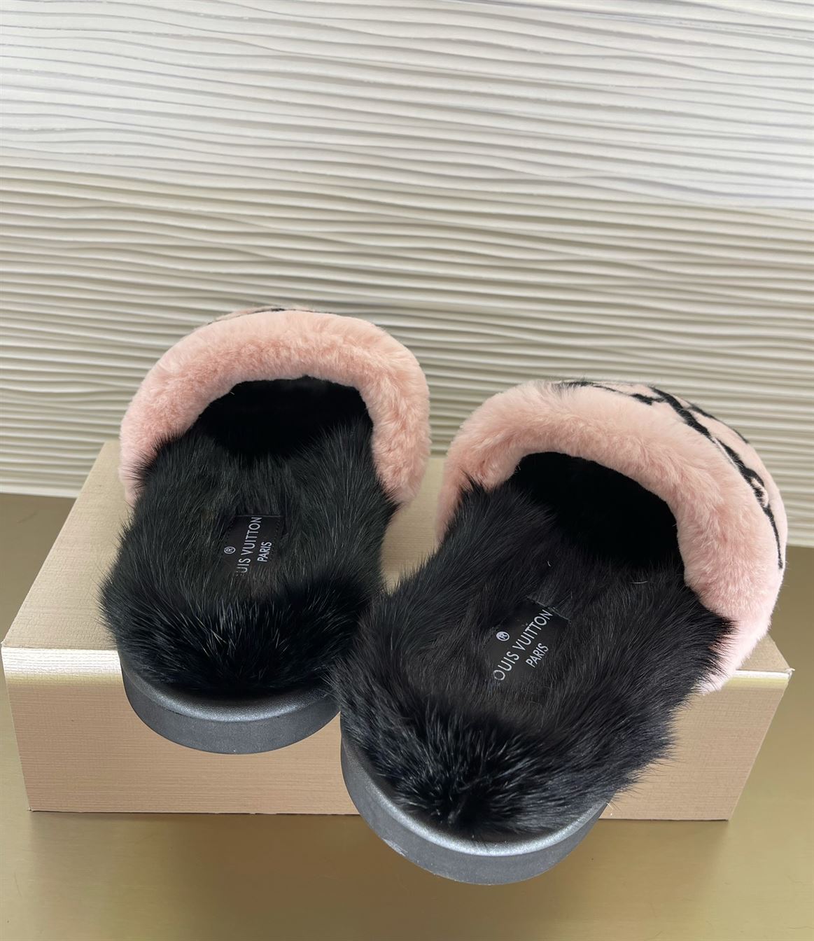 LOUIS VUITTON POOL PILLOW COMFORT MULES – LVSD054