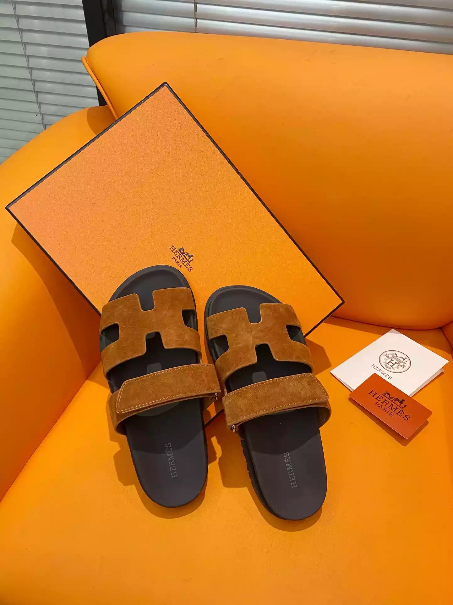 HERMES MEN’S CHYPRE SANDALS IN BROWN SUEDE CALFSKIN – HMSD012