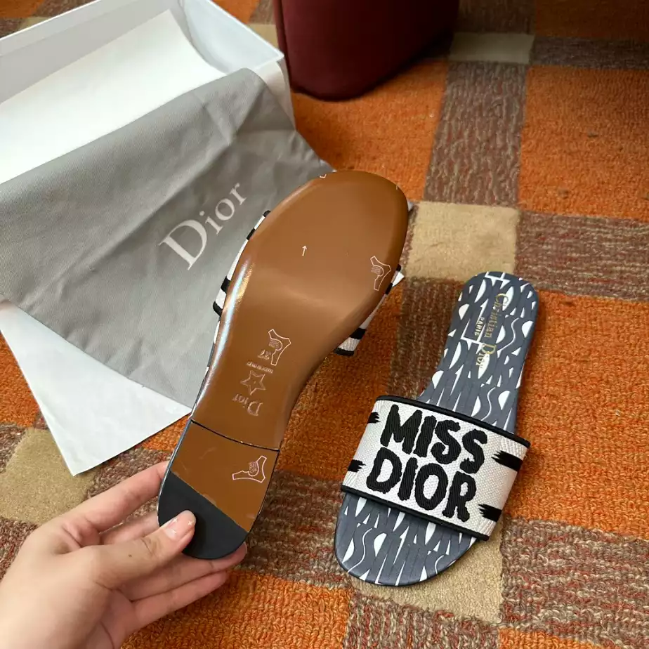 DIOR DWAY SLIDE – DS034