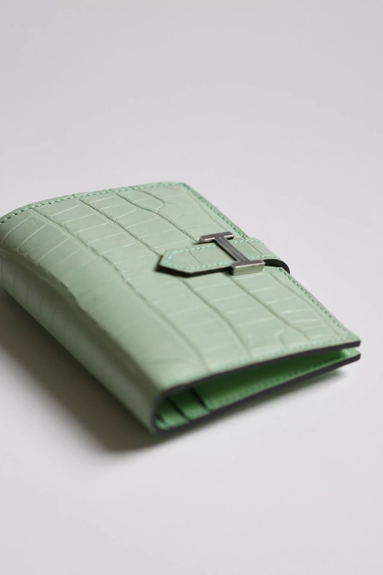 Hermes Bearn Compact Wallet in Vert D’eau Matte Alligator Leather – HW169