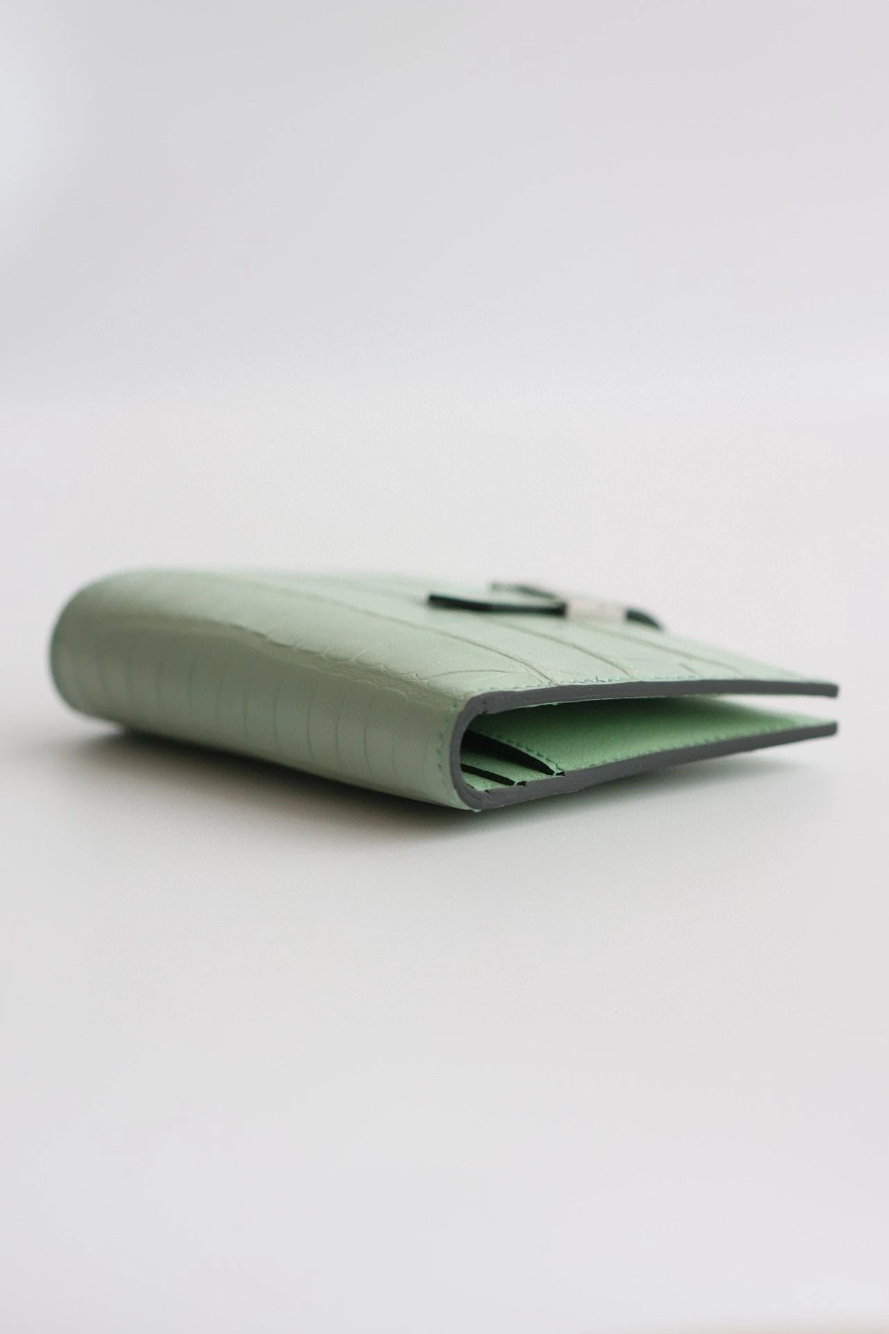 Hermes Bearn Compact Wallet in Vert D’eau Matte Alligator Leather – HW169