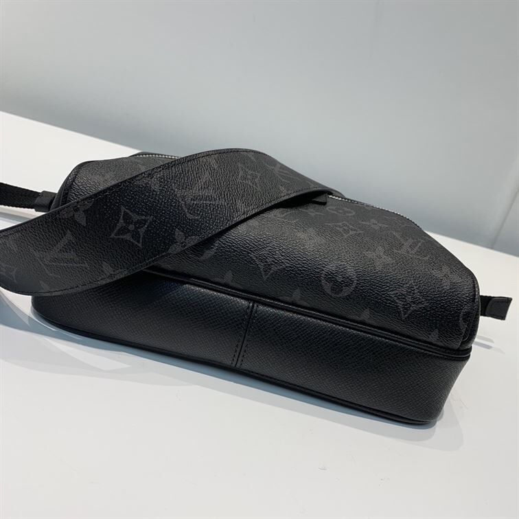 LOUIS VUITTON OUTDOOR MESSENGER – LVB018